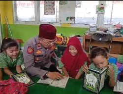 Polisi Ini Sayang Anak Paud, Ajari Ngaji Dan Nulis Arab