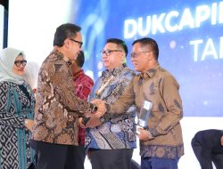 Kemendagri Berikan Penghargaan Dukcapil Award di Rakornas NTB 2024